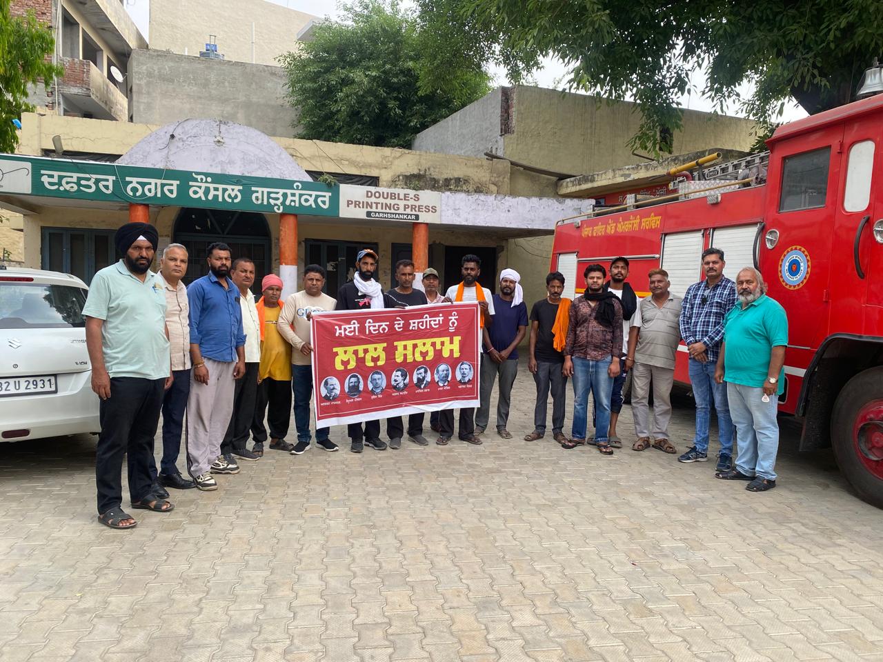 Workers and employees together paid tribute to the martyred workers of Chicago